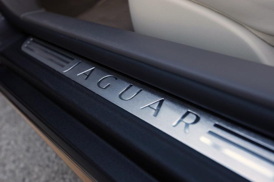  Jaguar XKR Convertible 2011 года  (фото 7 из 42)